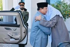Prabowo Disambut Pelukan...