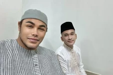 2 Artis Indonesia Naik...