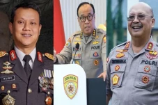 3 Komjen Polisi Bergelar...