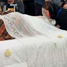 Inul Daratista Bersimpuh...