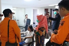 Diguncang Gempa, Gadis...