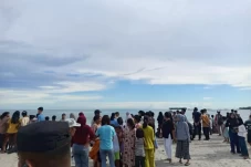 16 Remaja Terseret Ombak...