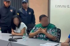Dua Turis China Berhubungan...