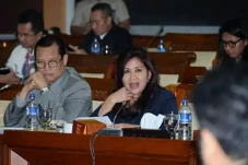 Pimpinan Komisi VII...