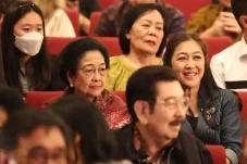 Megawati Nonton Drama...