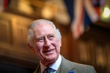 Raja Charles III Buka...