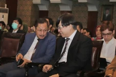 FK Unair Hadirkan 2...
