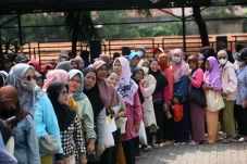 Antri atau Antre, Mana...