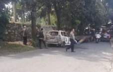 Amuk Massa! Mobil Polisi...