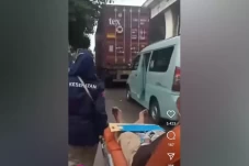 Ambulans Terjebak Macet...