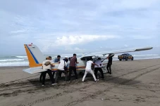 Pesawat Capung Mendarat...