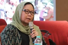 Alisa Wahid: Perempuan...