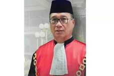 Hakim yang Memimpin...