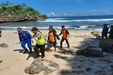 Empat Nelayan Terseret...