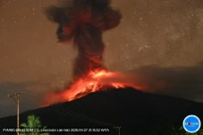 Gunung Lewotobi Laki-laki...