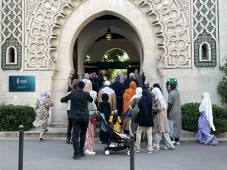 Jemaah Masjid di Prancis...
