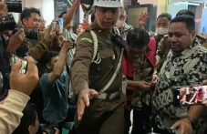 Jaksa Hadirkan Keluarga...