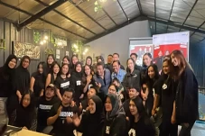 Seru! Pemain Gober Parijs...