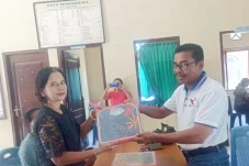 Serahkan Bantuan Alat...