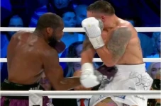 Oleksandr Usyk vs Daniel...