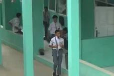 Viral Guru Biologi di...