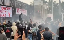 May Day Depan DPR, Sing...