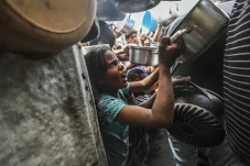 Kelaparan Meluas, Penjarahan...
