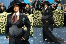 Rihanna Umumkan Hamil...