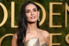 Demi Moore Dinobatkan...