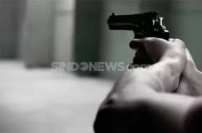 Pria Acungkan Pistol...