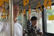 Dubes Belanda Naik Transjakarta,...