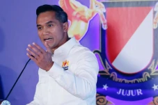 Anindya Bakrie Angkat...