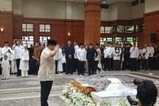Prabowo Melayat dan...