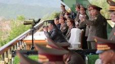 Kim Jong-un Awasi Latihan...