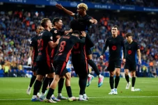Barcelona Sabet Gelar...