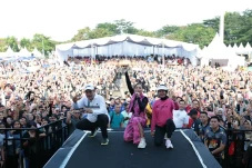 Ribuan Warga Bareng...