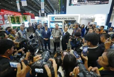 Menko Airlangga Pacu...