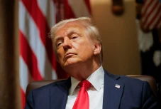 Trump Ancam Jatuhkan...
