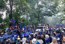 Bandung Membiru! Ribuan...