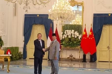 Prabowo Sambut Hangat...