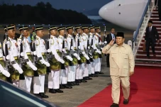 Prabowo Disambut Pasukan...