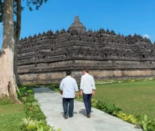Macron Puji Candi Borobudur:...