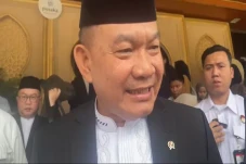 Hercules Cium Tangan...