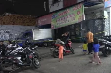 Bekasi Geger, Pemilik...