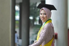 Lulus Cumlaude dari...