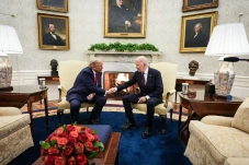 Trump Sebar Teori Konspirasi...