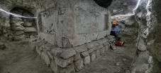 Altar Berusia 1.700...