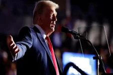 Donald Trump Larang...
