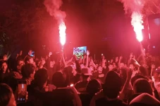 Suporter Timnas Lantunkan...