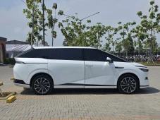 Perang MPV Premium:...
